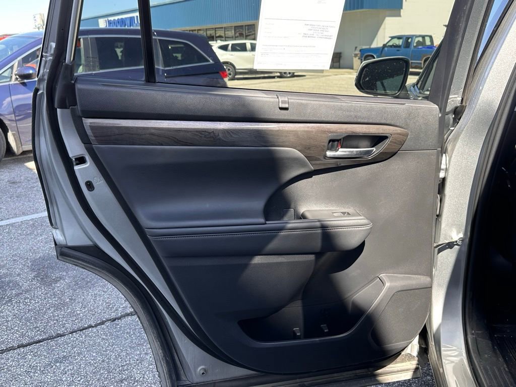 Used 2024 Toyota Highlander Limited AWD/4WD image 15