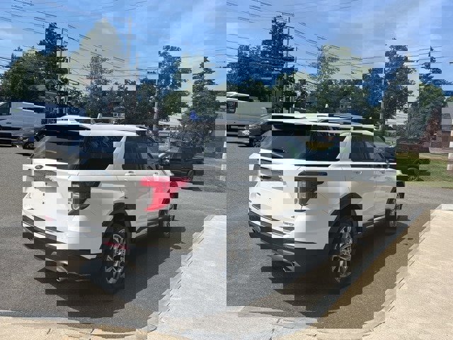 Certified 2022 Ford Explorer Limited w/ Equipment Group 301A image 5