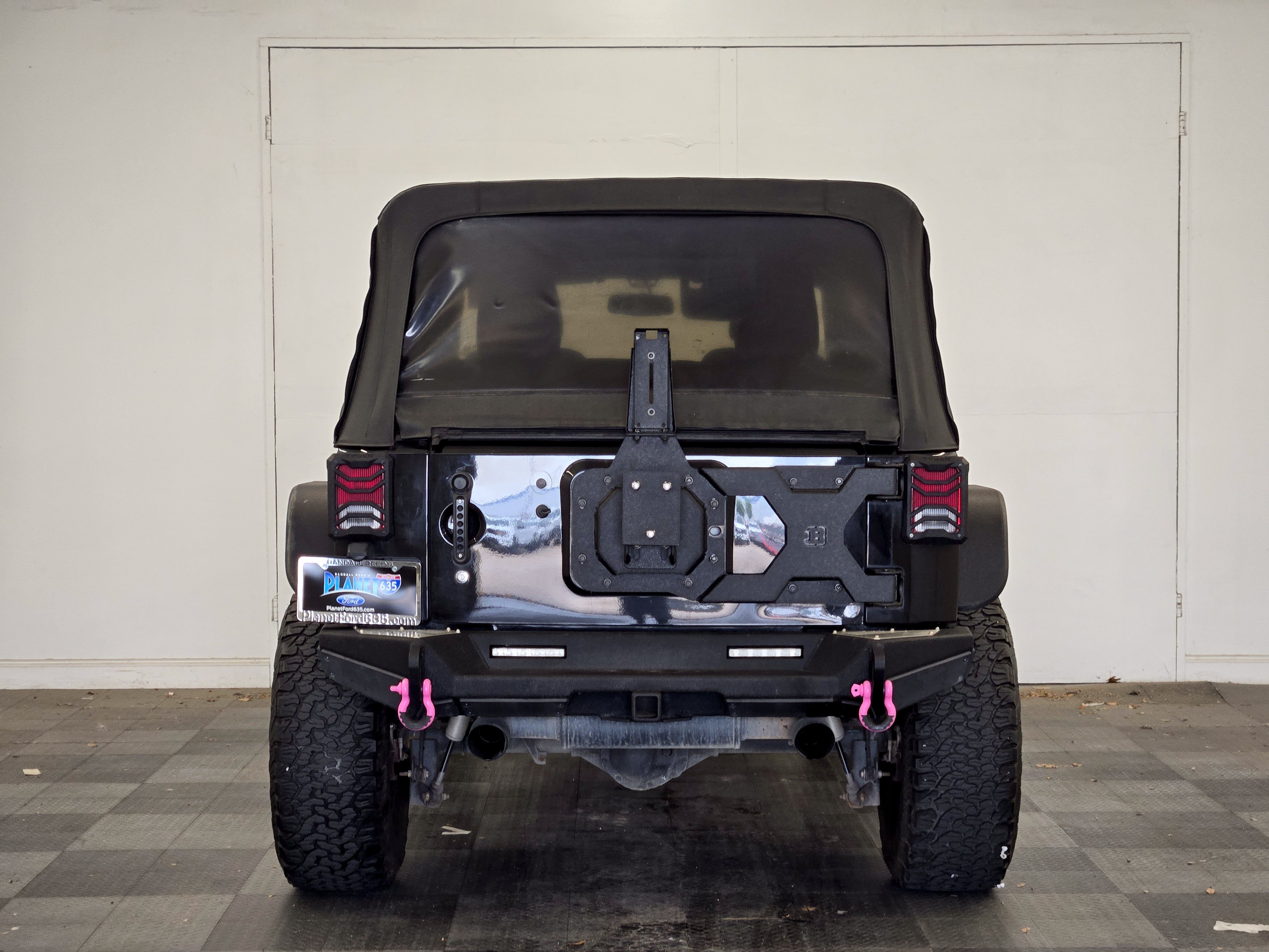 Used 2017 Jeep Wrangler Unlimited Rubicon w/ Connectivity Group AWD/4WD image 6