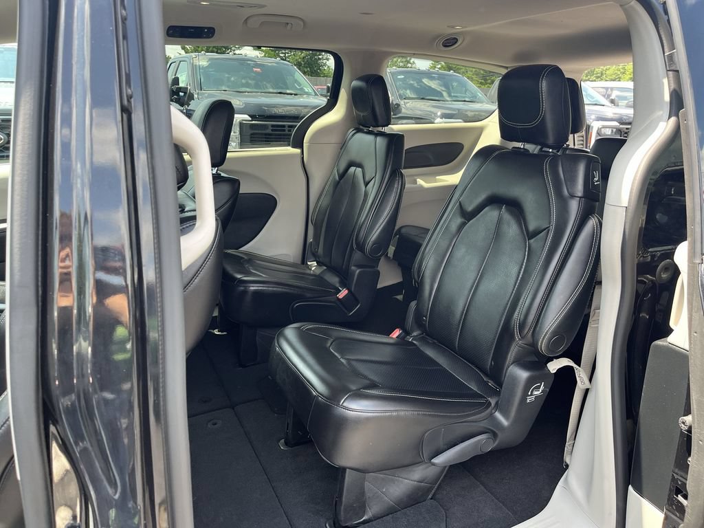 Used 2023 Chrysler Pacifica Touring-L FWD image 4