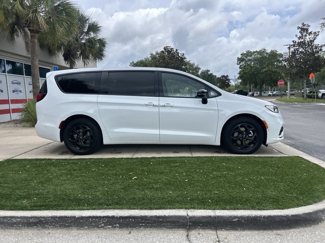 Used 2024 Chrysler Pacifica Limited FWD image 4
