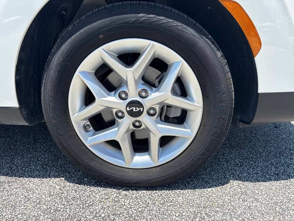 Used 2025 Kia Soul LX w/ LX Technology Package FWD image 14