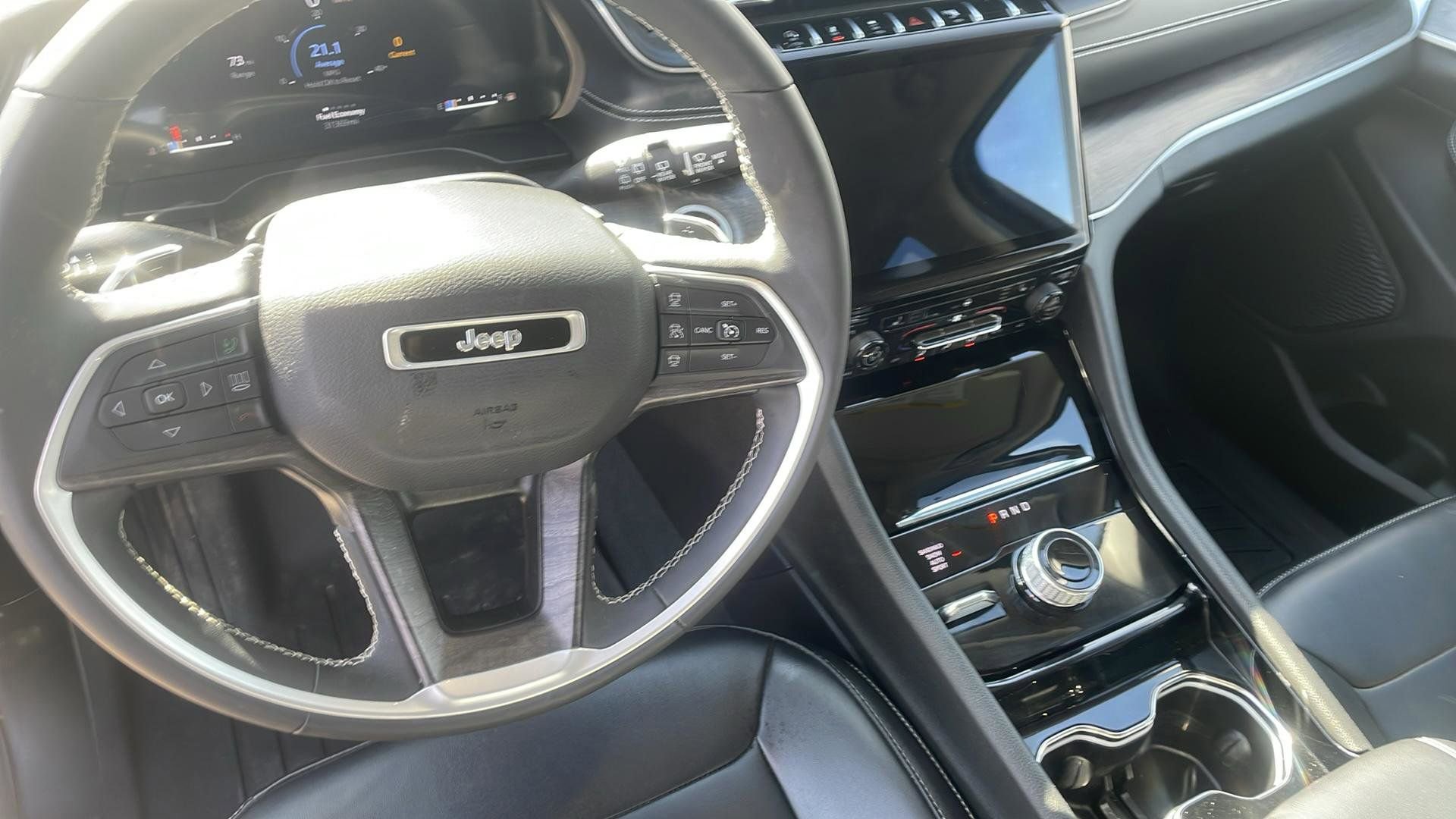 Used 2023 Jeep Grand Cherokee Limited w/ Black Appearance Package AWD/4WD image 12