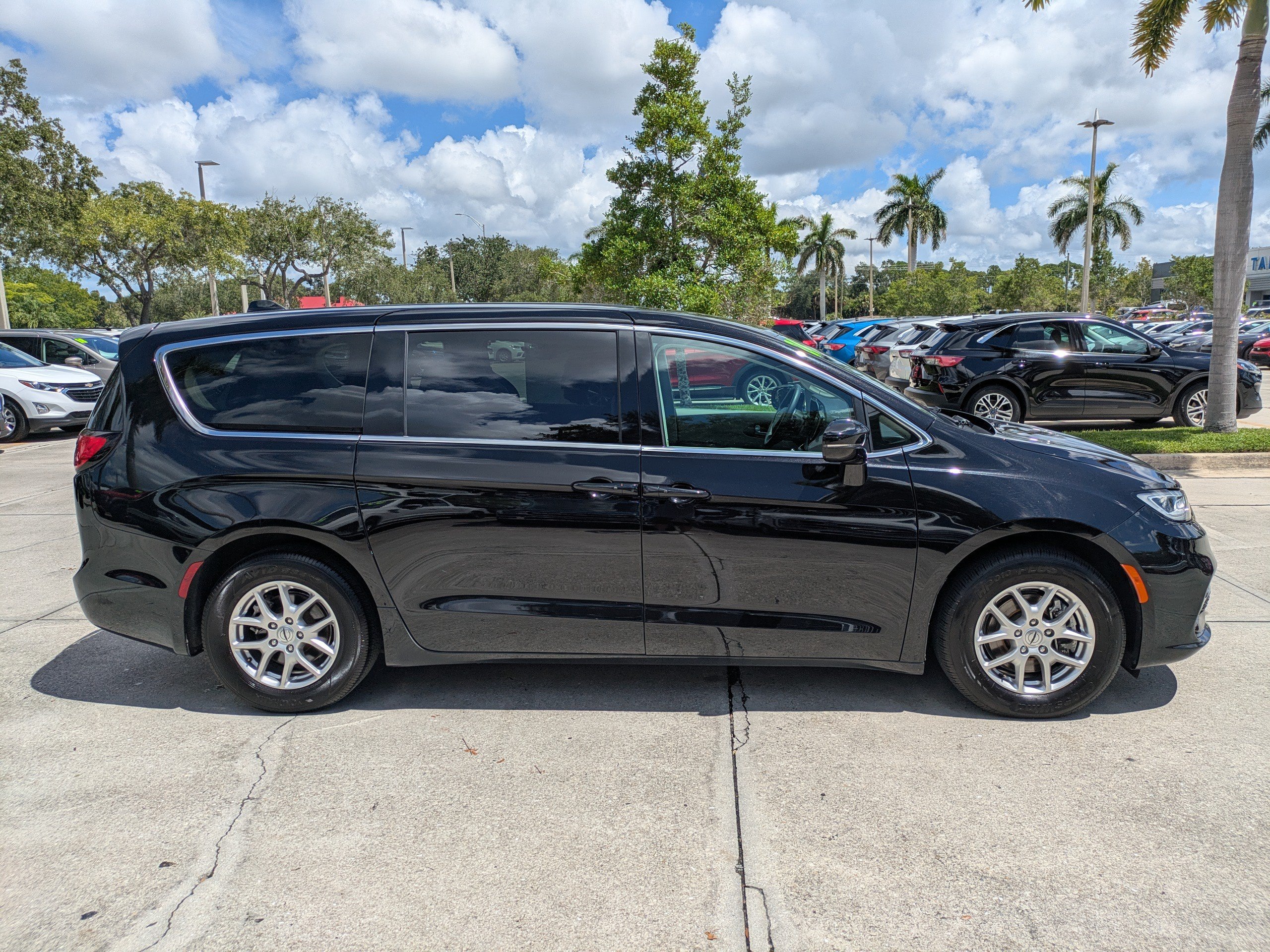 Used 2024 Chrysler Pacifica Touring-L FWD image 3