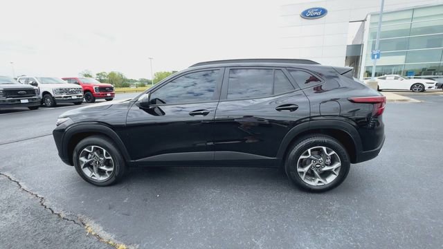Used 2025 Chevrolet Trax LT w/ Driver Confidence Package image 3