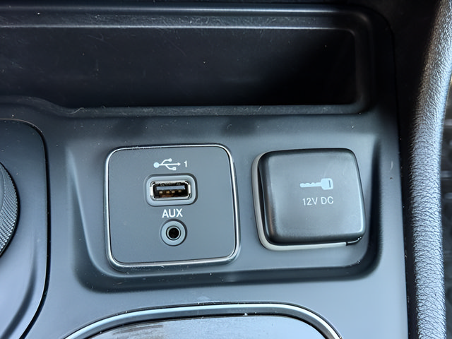 Used 2020 Jeep Cherokee Latitude Plus AWD/4WD image 12