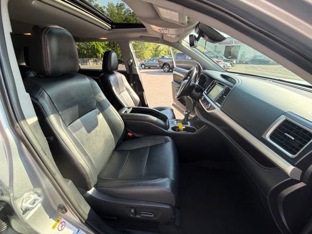Used 2019 Toyota Highlander XLE AWD/4WD image 25