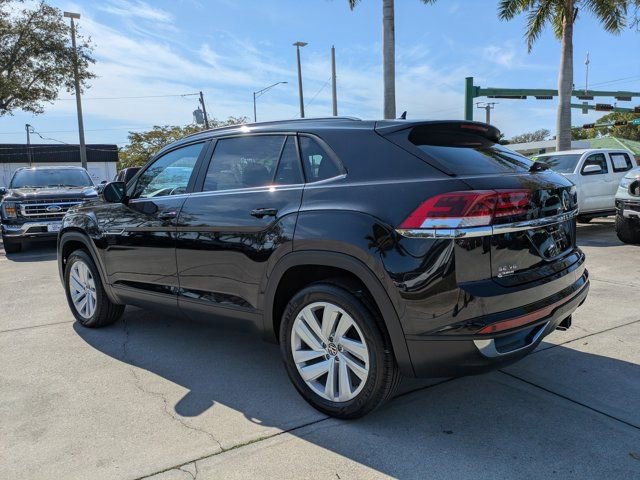 Used 2022 Volkswagen Atlas Cross Sport SE image 2