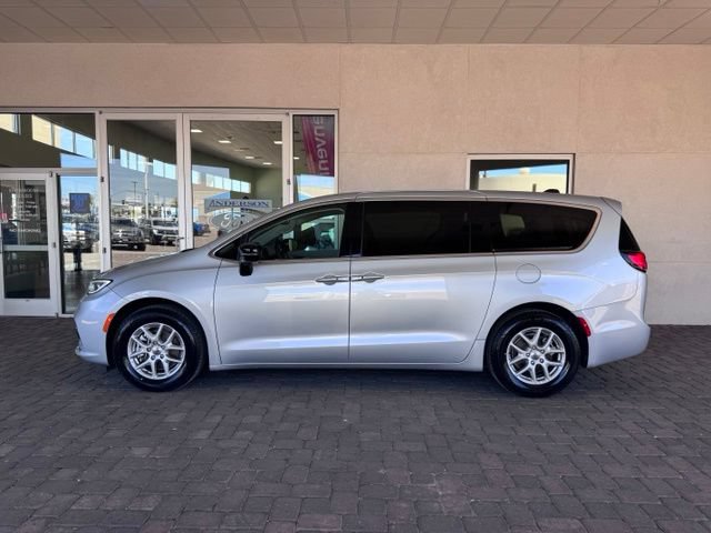 Used 2024 Chrysler Pacifica Touring-L FWD image 2