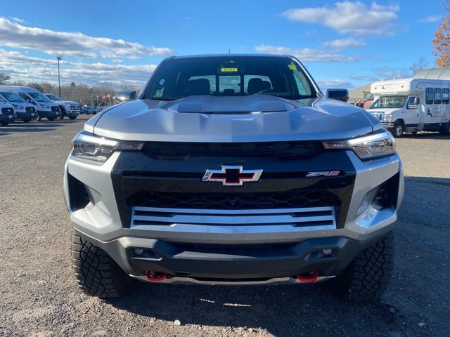 Used 2024 Chevrolet Colorado ZR2 w/ ZR2 Convenience Package III image 2