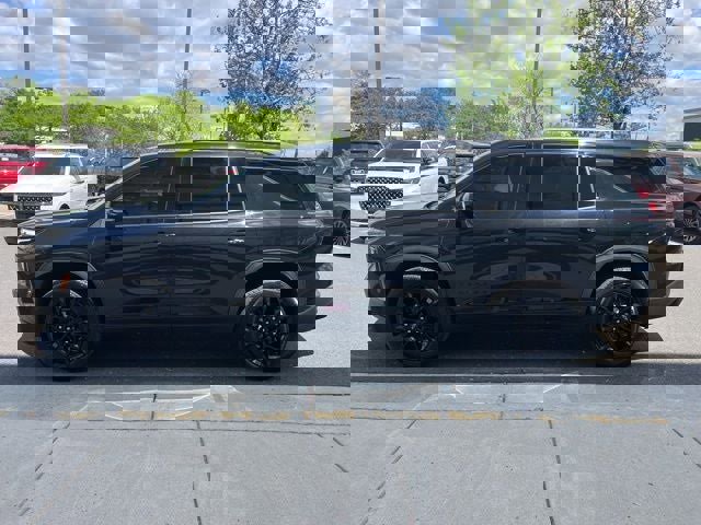 Used 2024 Chevrolet Traverse LT w/ Midnight/Sport Edition image 2