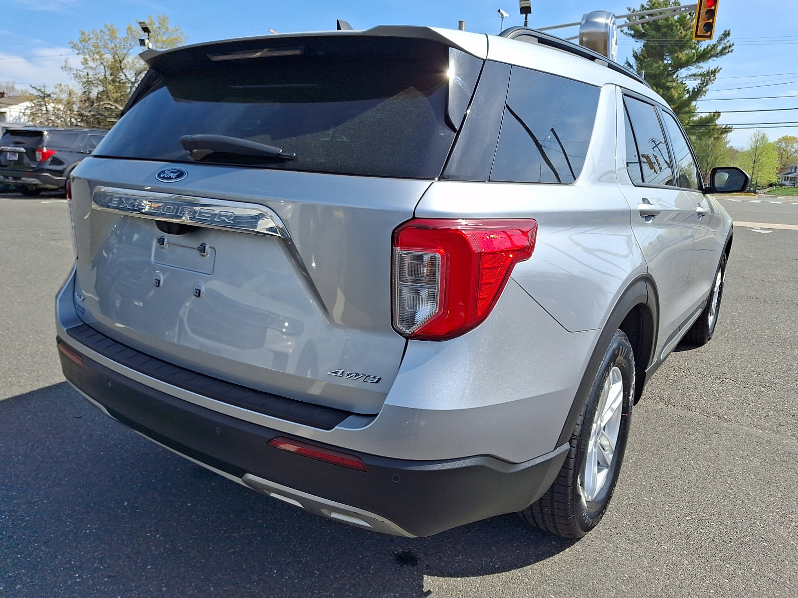 Certified 2022 Ford Explorer XLT w/ Equipment Group 202A AWD/4WD image 10