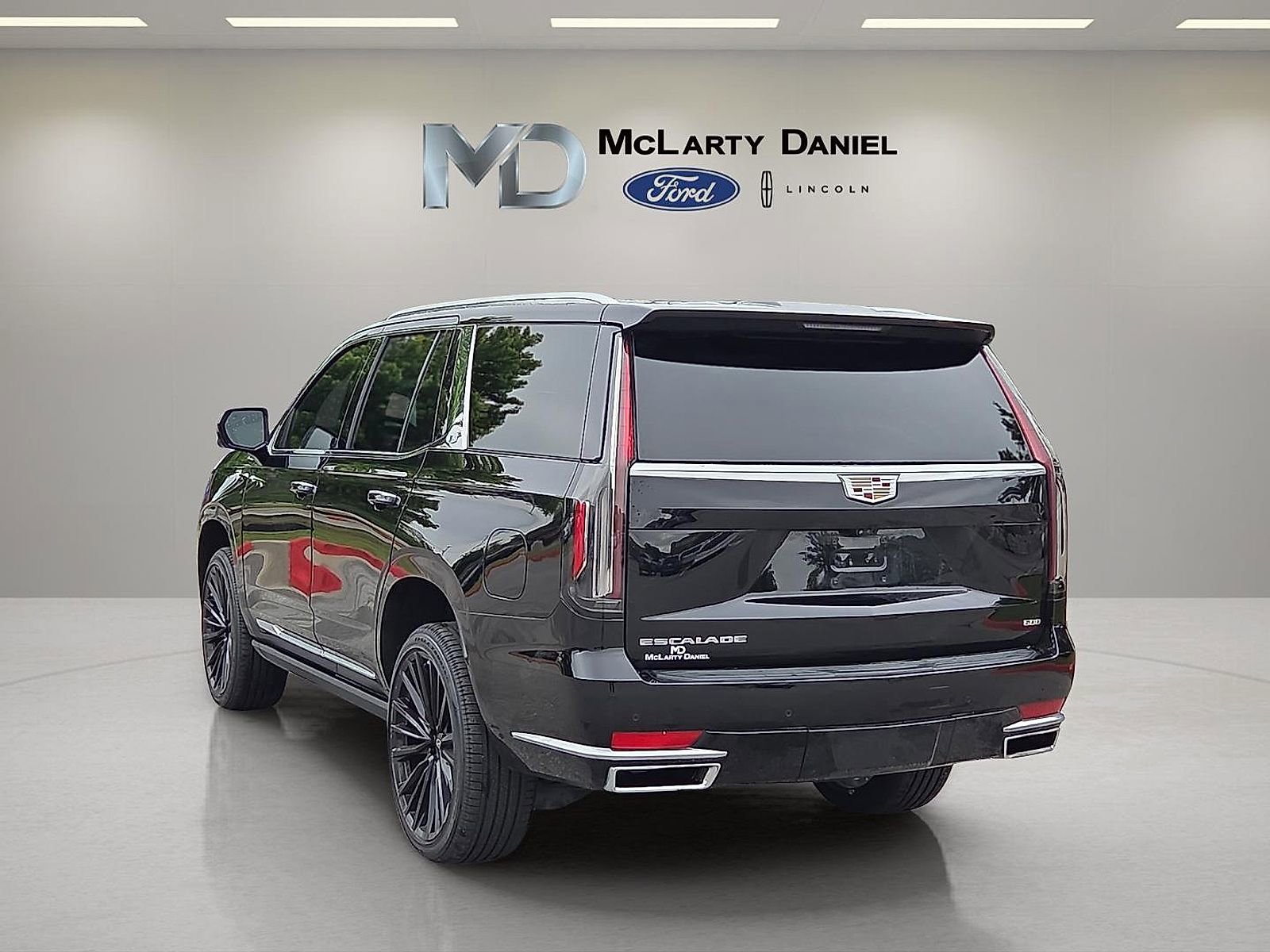Used 2021 Cadillac Escalade Premium Luxury w/ Driver Assist Tech Package AWD/4WD image 4