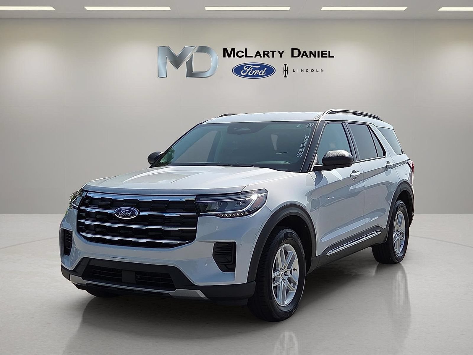 Certified 2025 Ford Explorer Active AWD/4WD image 2