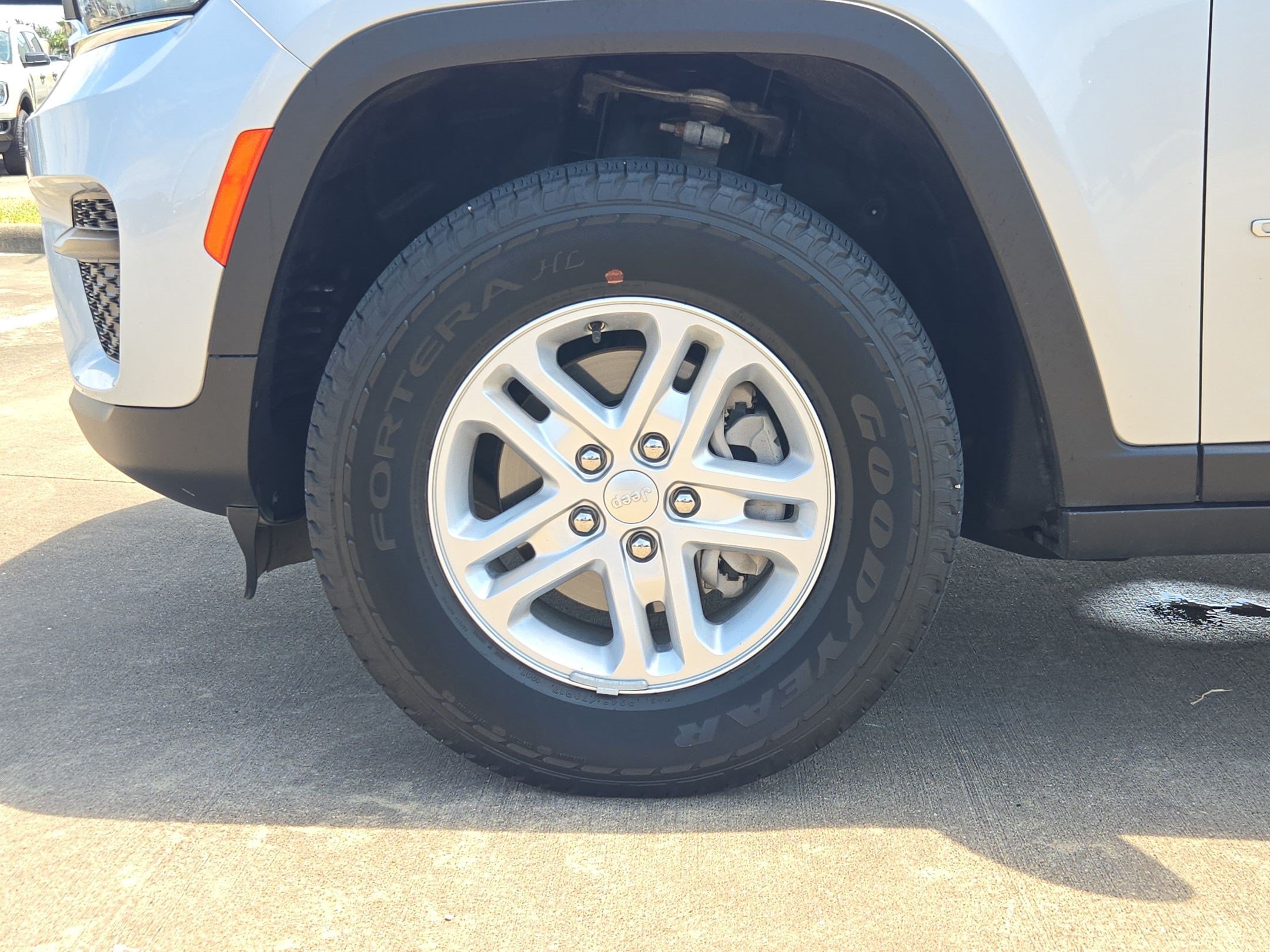 Used 2025 Jeep Grand Cherokee Laredo RWD image 13