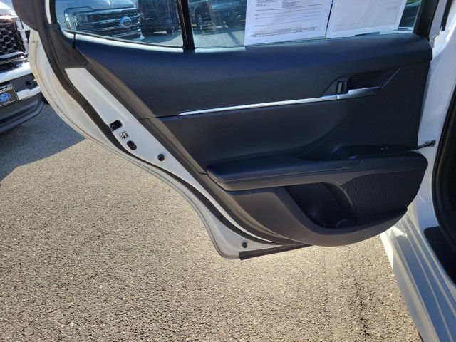 Used 2018 Toyota Camry SE FWD image 13