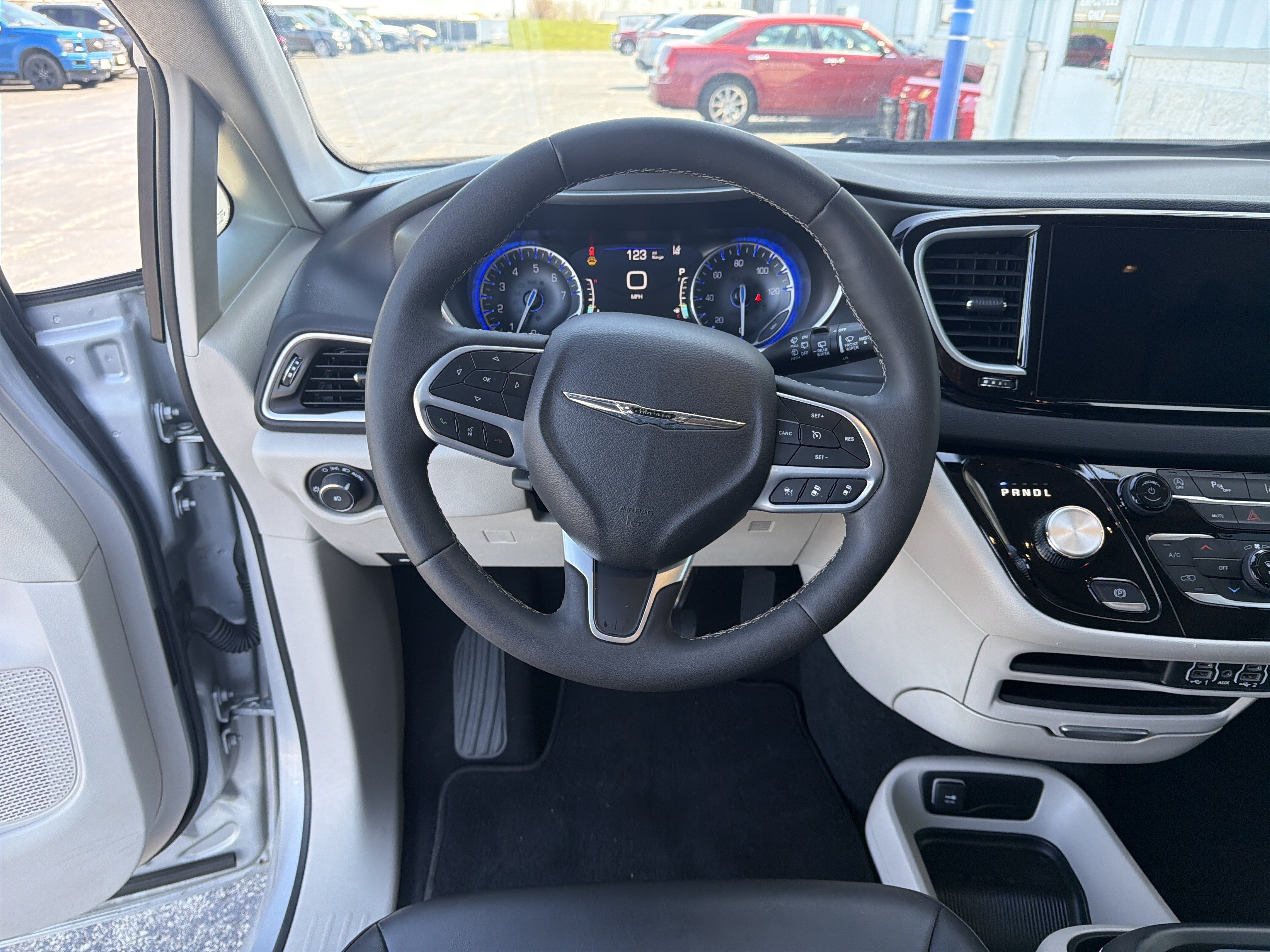 Used 2024 Chrysler Pacifica Touring-L FWD image 13
