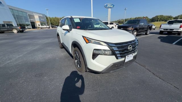 Used 2025 Nissan Rogue SV FWD image 2