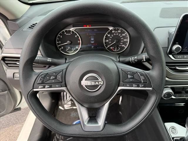 Used 2024 Nissan Altima 2.5 SV image 16