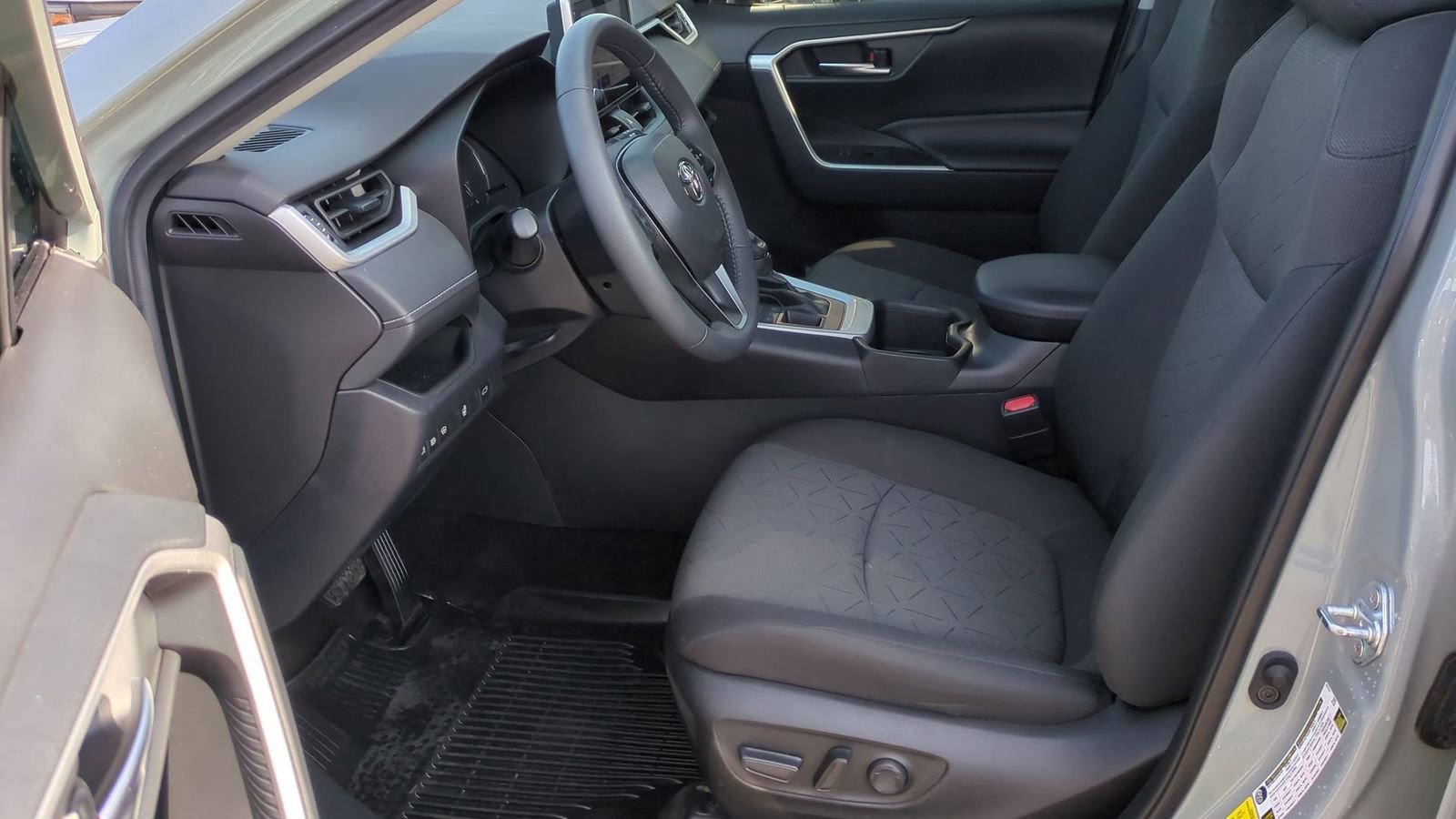 Used 2023 Toyota RAV4 XLE image 17