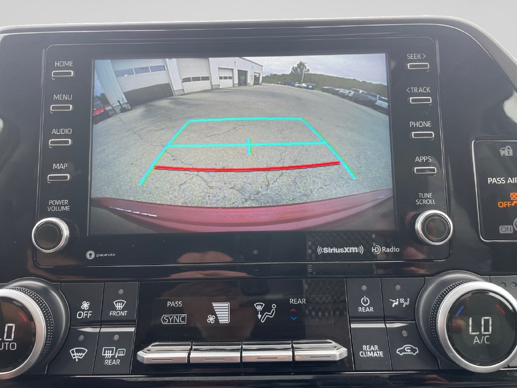 Used 2021 Toyota Highlander XLE AWD/4WD image 27