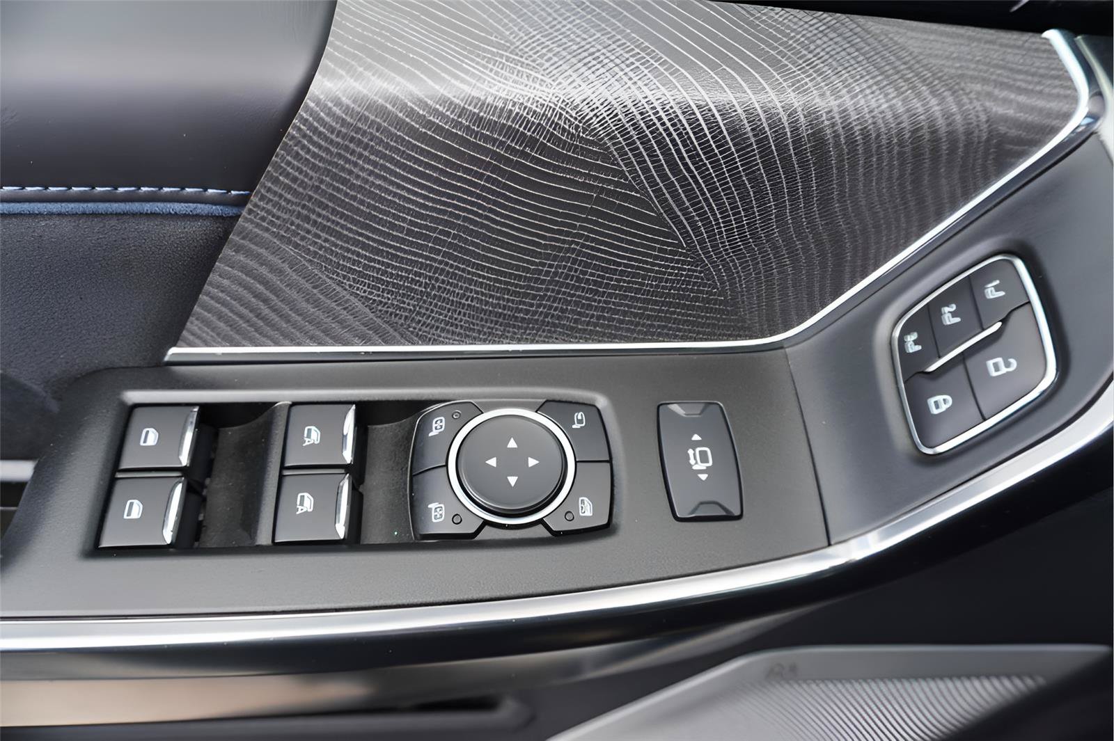 Certified 2025 Ford F250 Platinum AWD/4WD image 9