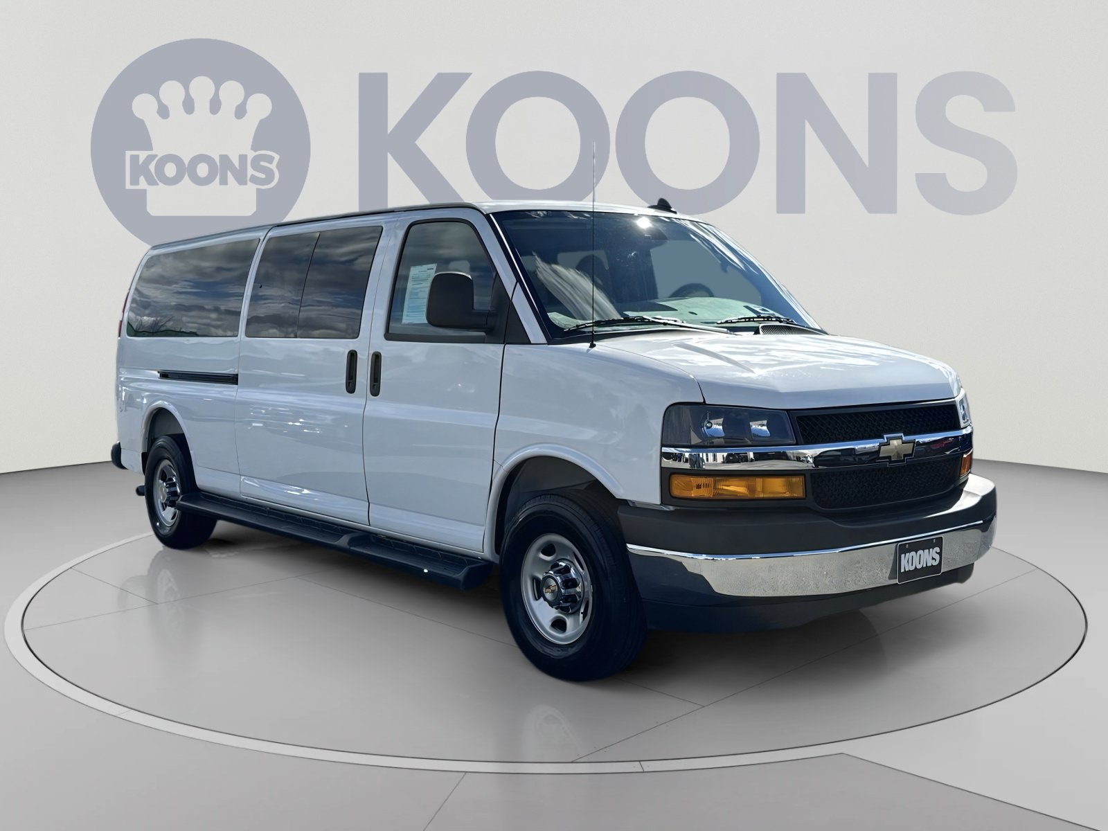 Used 2025 Chevrolet Express 3500 LT w/ LT Preferred Equipment Group RWD image 2