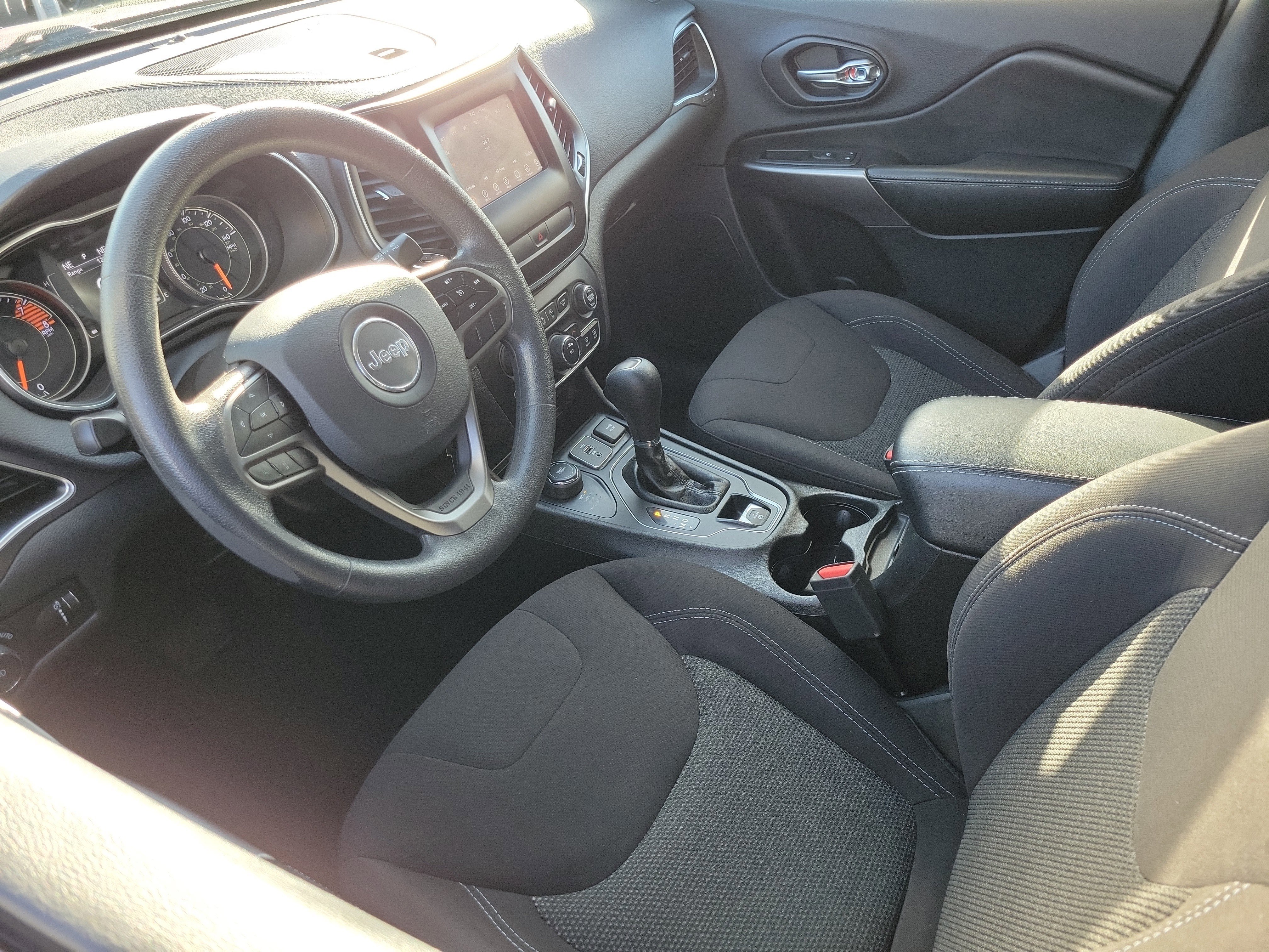 Used 2019 Jeep Cherokee Latitude w/ Popular Appearance Group image 4