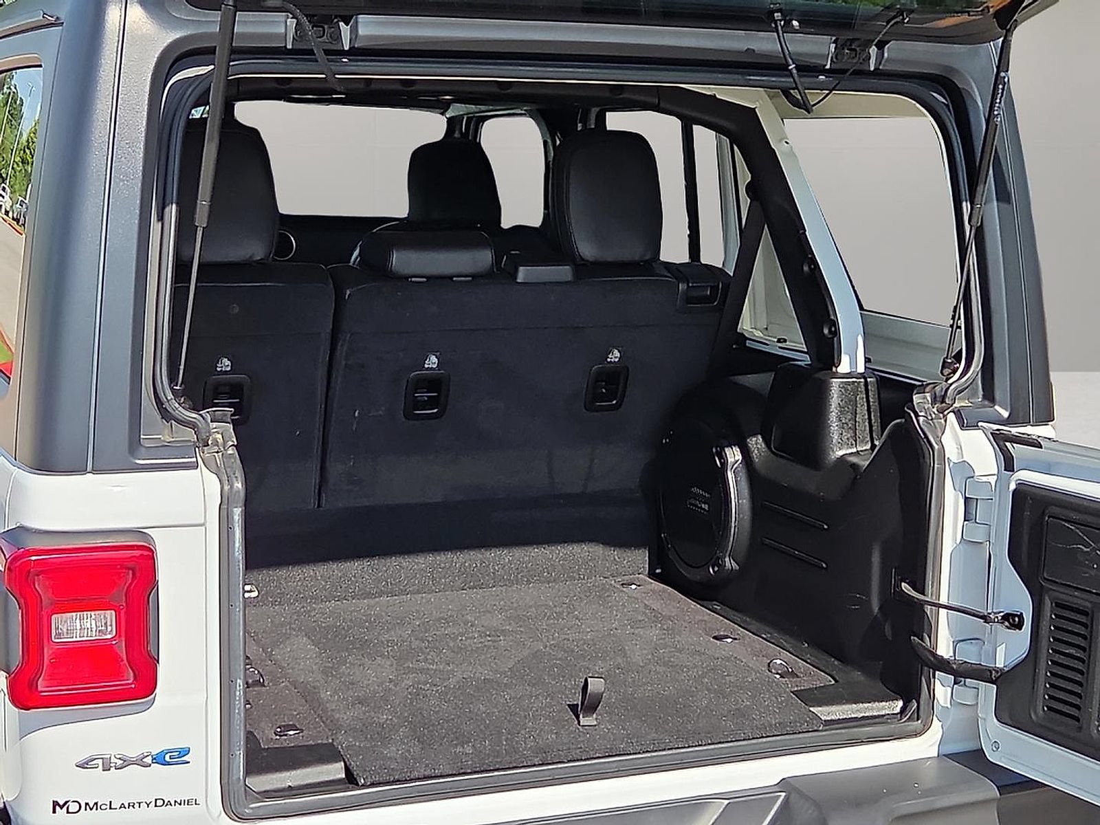 Used 2023 Jeep Wrangler Unlimited Sahara AWD/4WD image 7