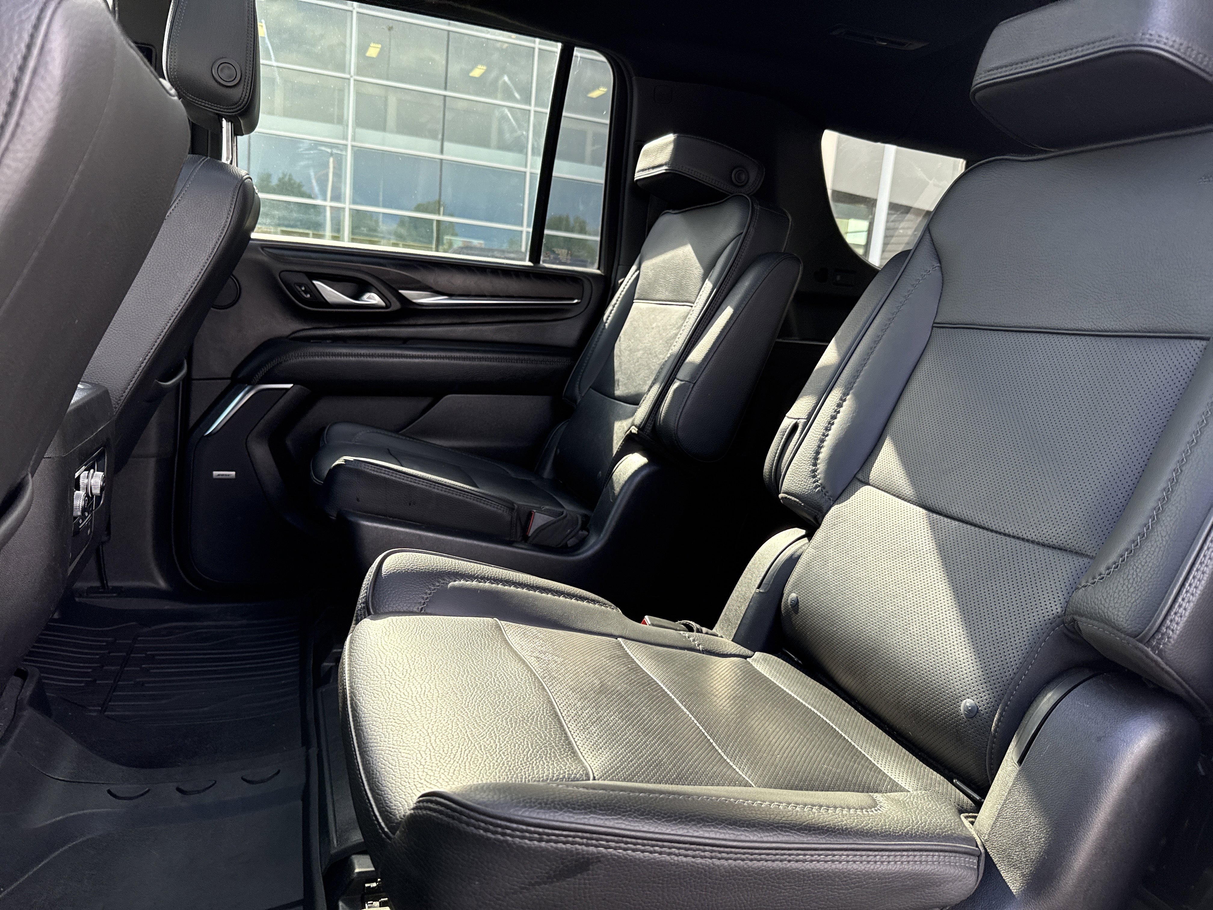 Used 2023 GMC Yukon XL Denali AWD/4WD image 23
