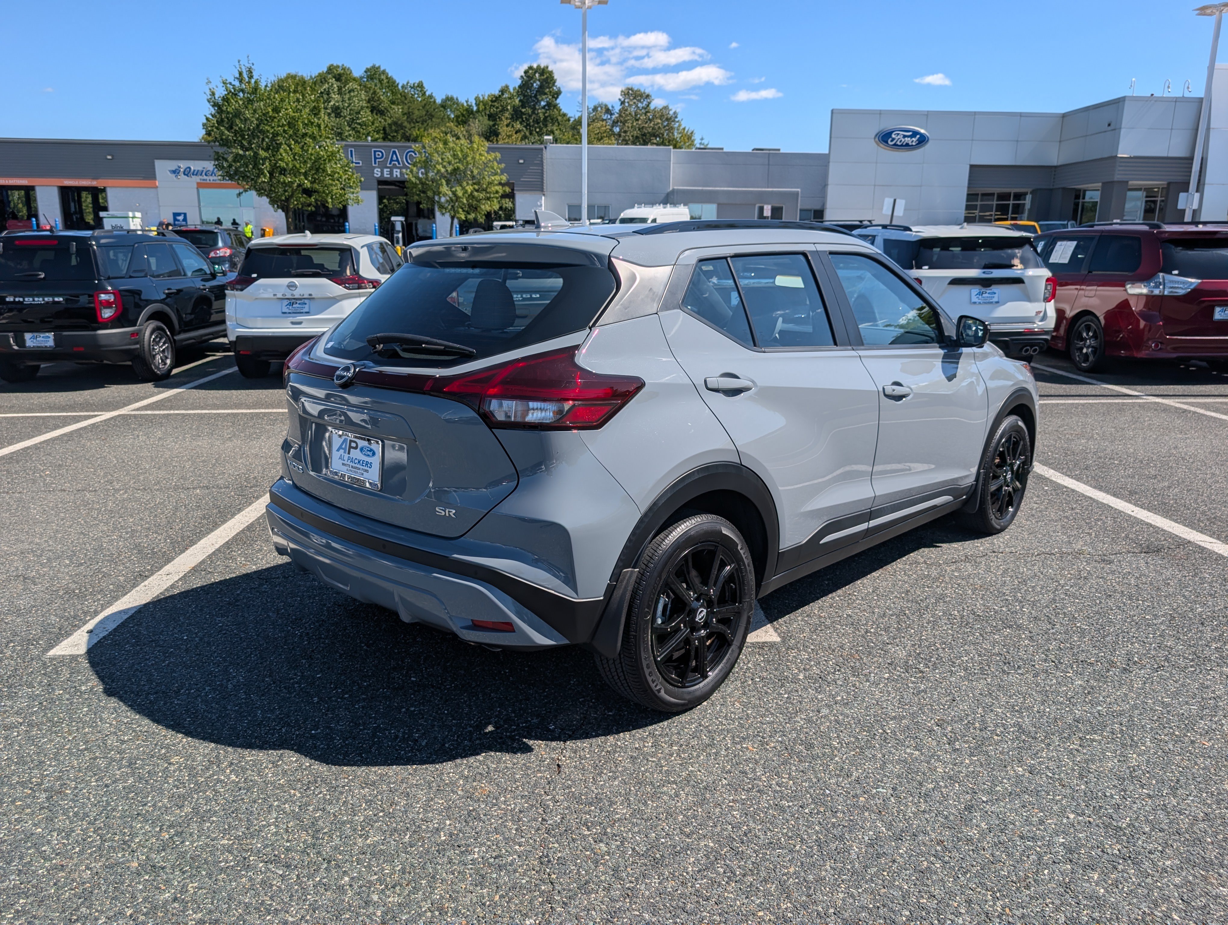 Used 2023 Nissan Kicks SR w/ SR Premium Package FWD image 3