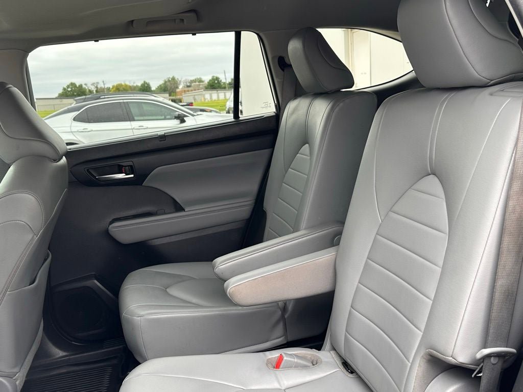 Used 2022 Toyota Highlander XLE AWD/4WD image 14