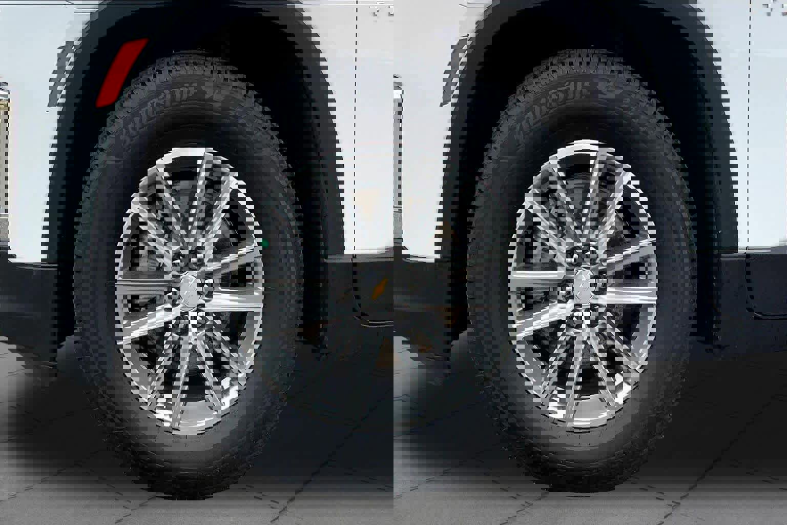 Used 2023 Chevrolet Traverse LT w/ Rear Camera Mirror Package image 13