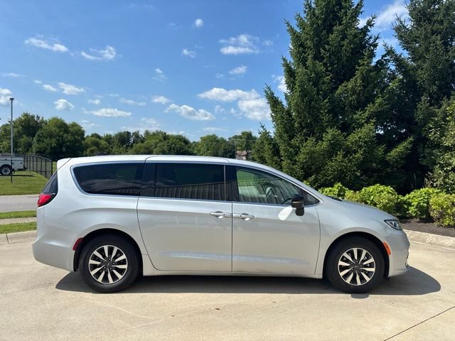 Used 2024 Chrysler Pacifica Limited FWD image 4