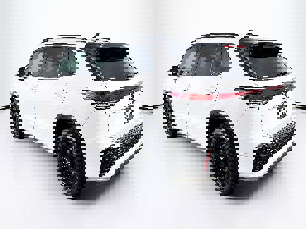 Used 2025 Volkswagen Tiguan SE R-Line image 4