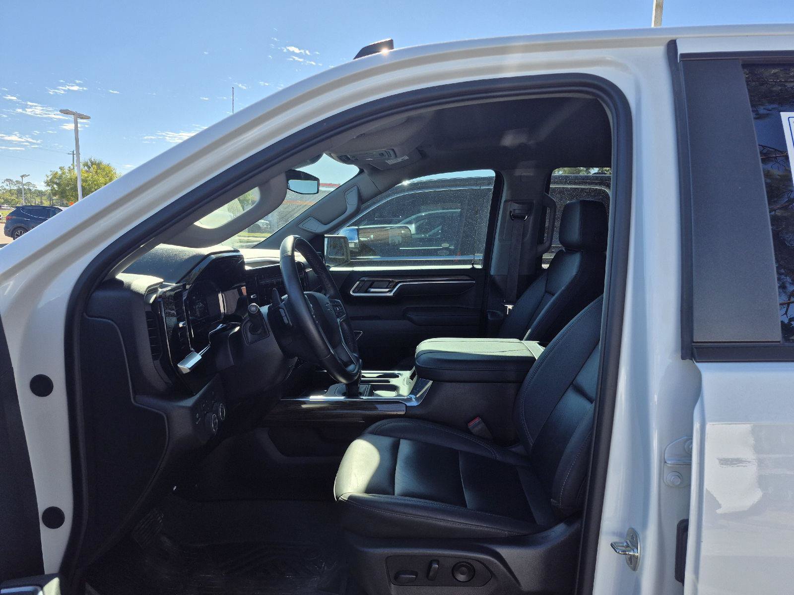 Used 2025 Chevrolet Silverado 1500 RST AWD/4WD image 2