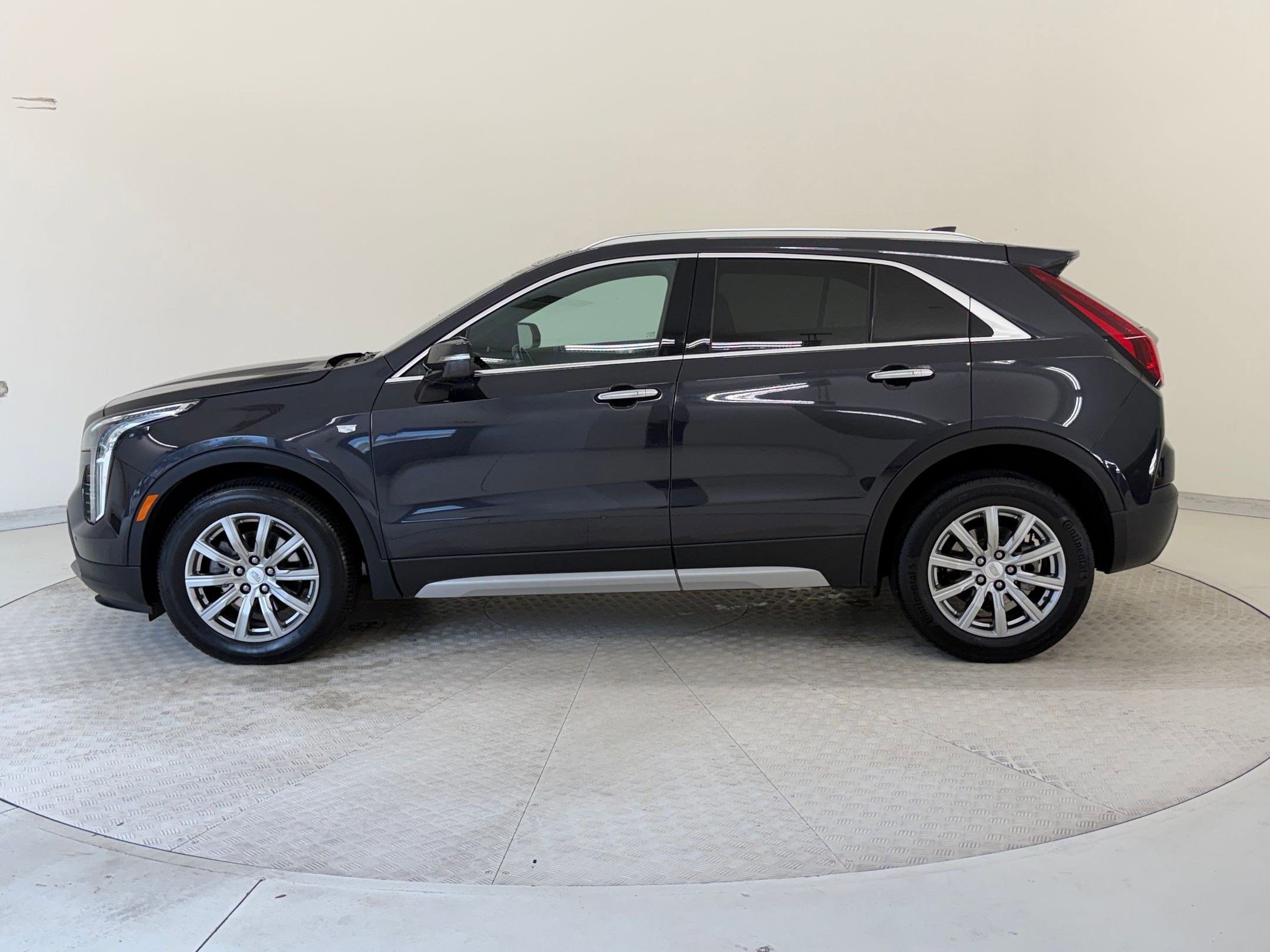 Used 2023 Cadillac XT4 Premium Luxury image 2