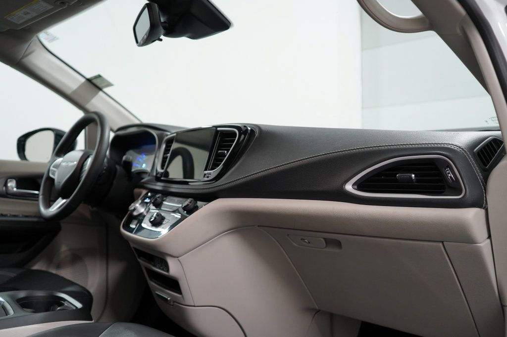 Used 2024 Chrysler Pacifica Limited FWD image 25