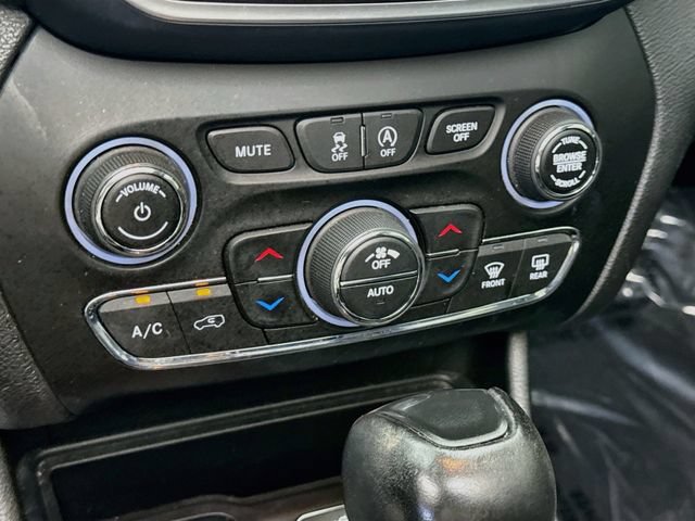Used 2022 Jeep Cherokee Trailhawk w/ Sun, Sound & Nav Group AWD/4WD image 16