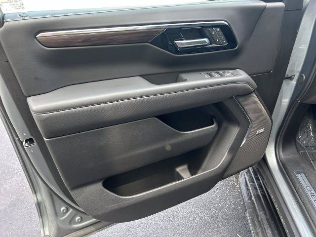 Used 2025 Chevrolet Suburban Premier RWD image 12