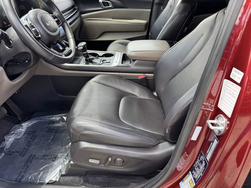 Used 2025 Kia Carnival FWD image 16