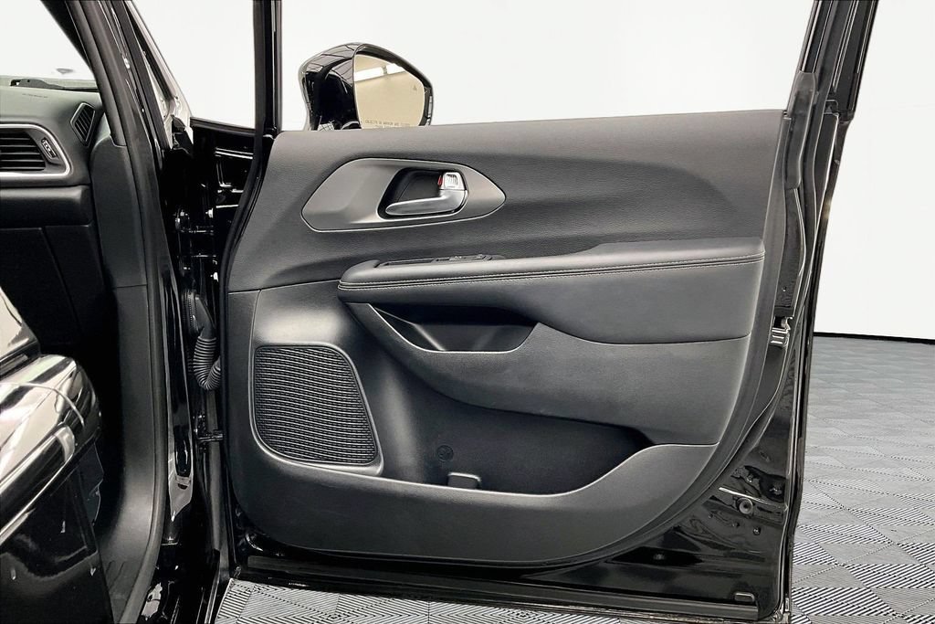 Used 2025 Chrysler Pacifica Select FWD image 24