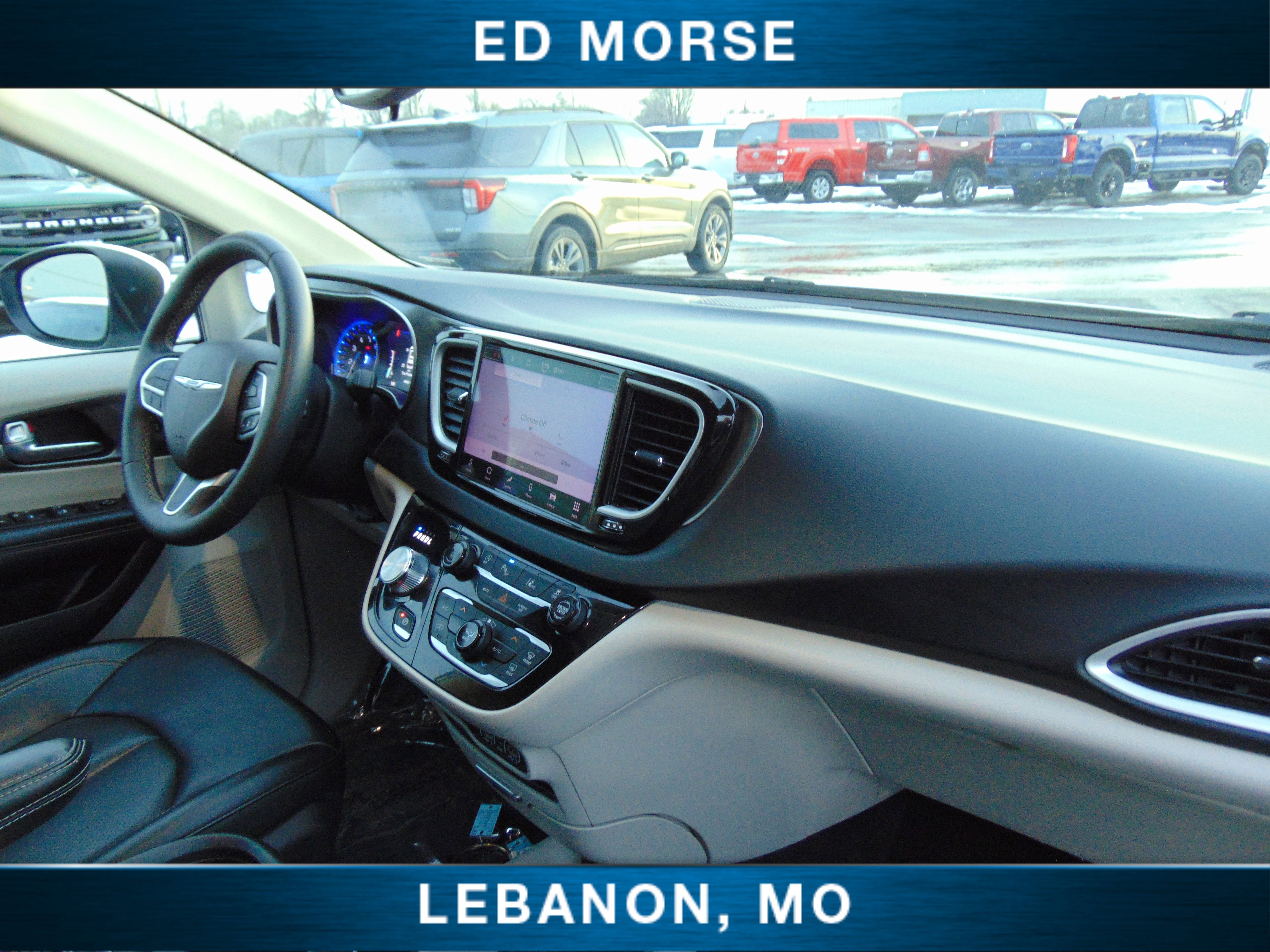 Used 2023 Chrysler Pacifica Touring-L image 15