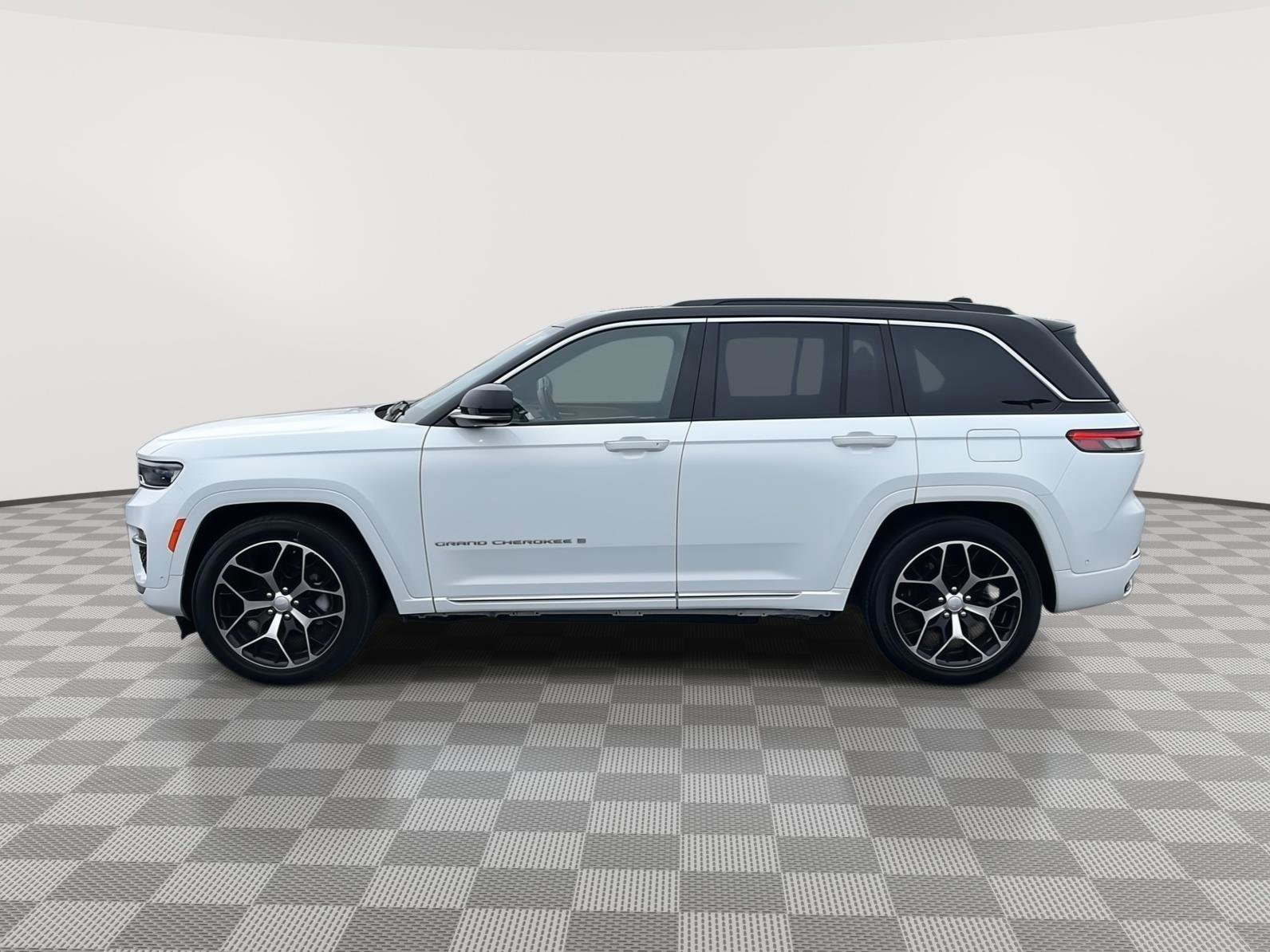 Used 2024 Jeep Grand Cherokee Summit image 2
