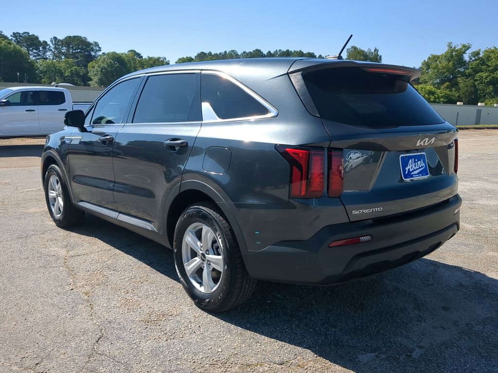 Used 2023 Kia Sorento LX FWD image 5