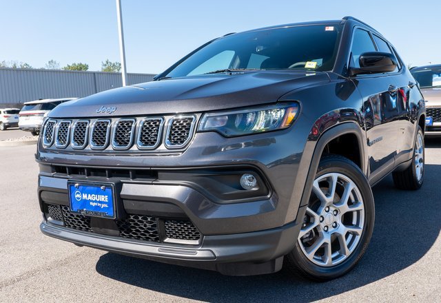 Used 2023 Jeep Compass Latitude AWD/4WD image 1