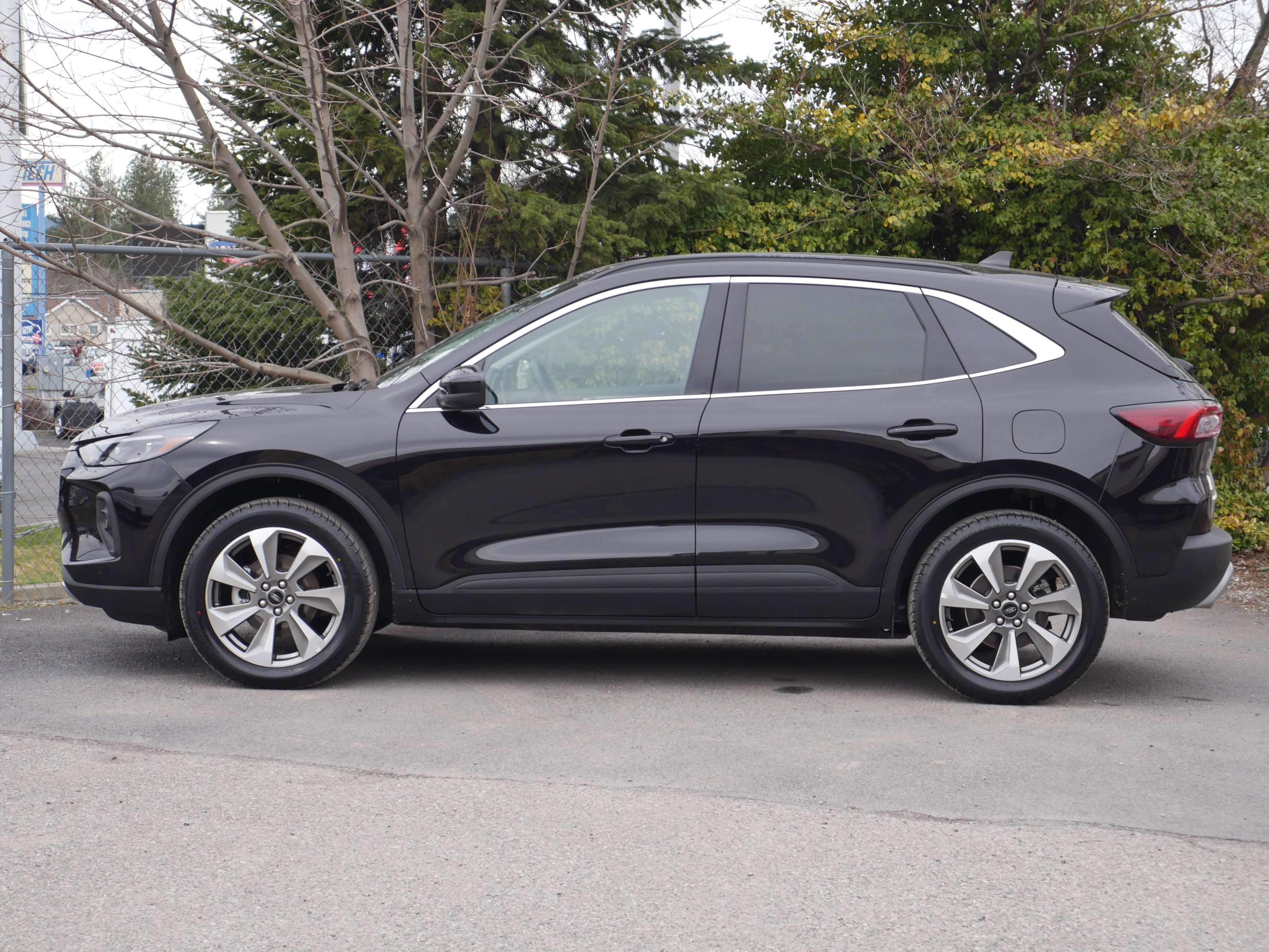 Certified 2025 Ford Escape Platinum AWD/4WD image 3