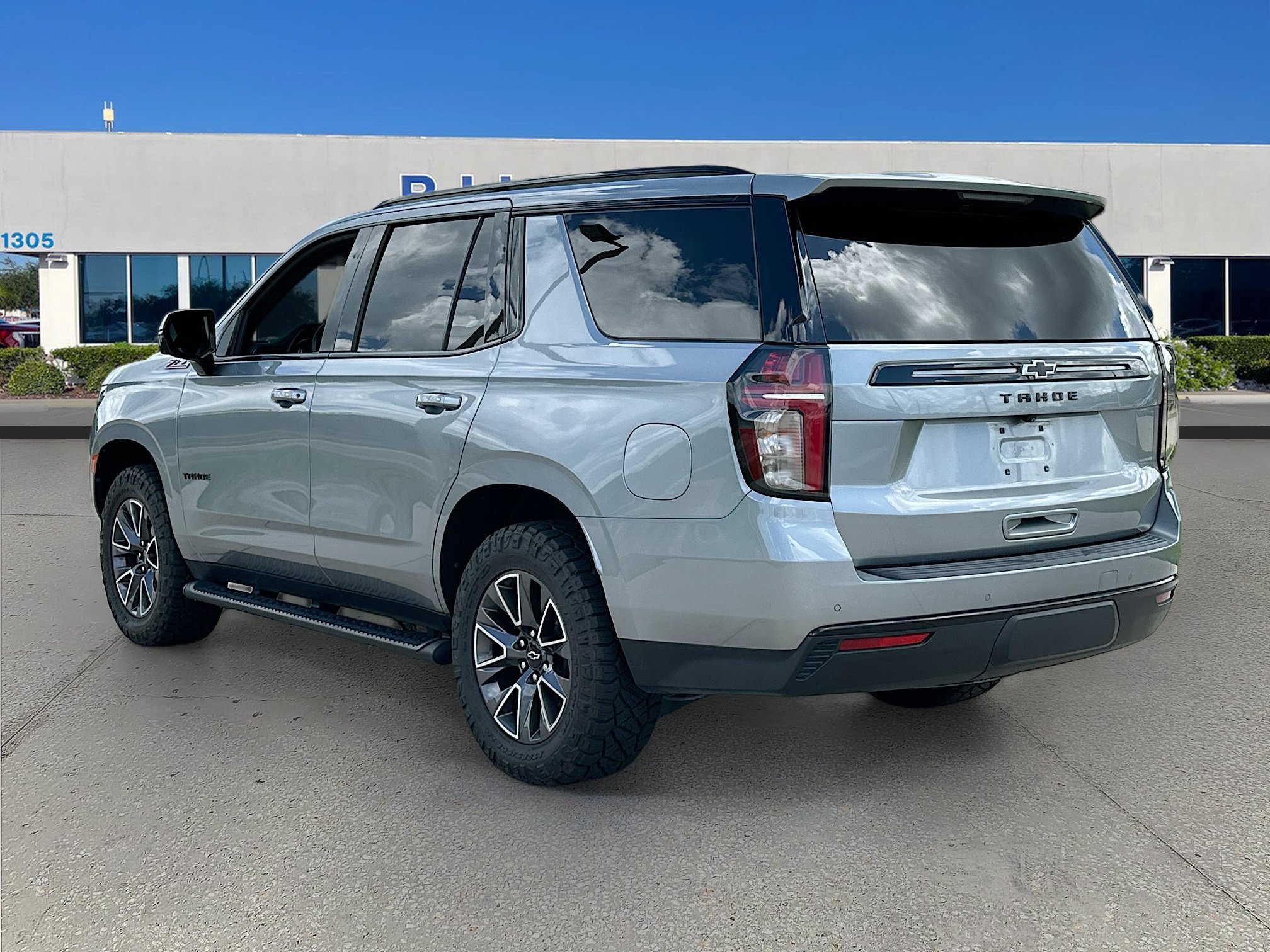 Used 2023 Chevrolet Tahoe Z71 w/ Luxury Package AWD/4WD image 5