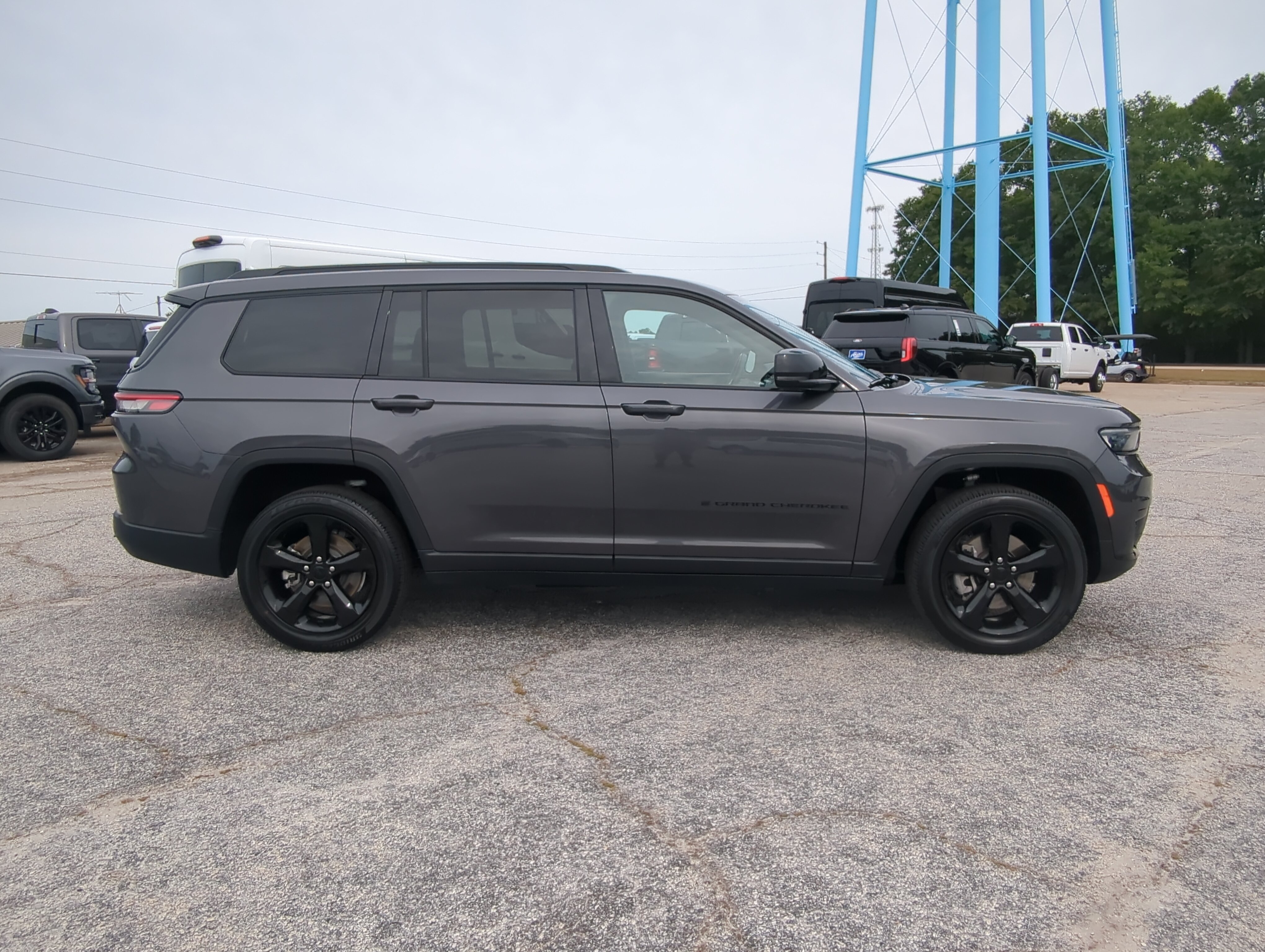 Used 2021 Jeep Grand Cherokee L Laredo AWD/4WD image 2