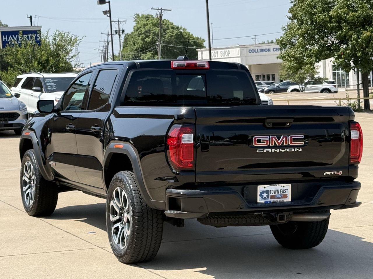 Used 2023 GMC Canyon AT4 w/ AT4 Premium Package AWD/4WD image 5